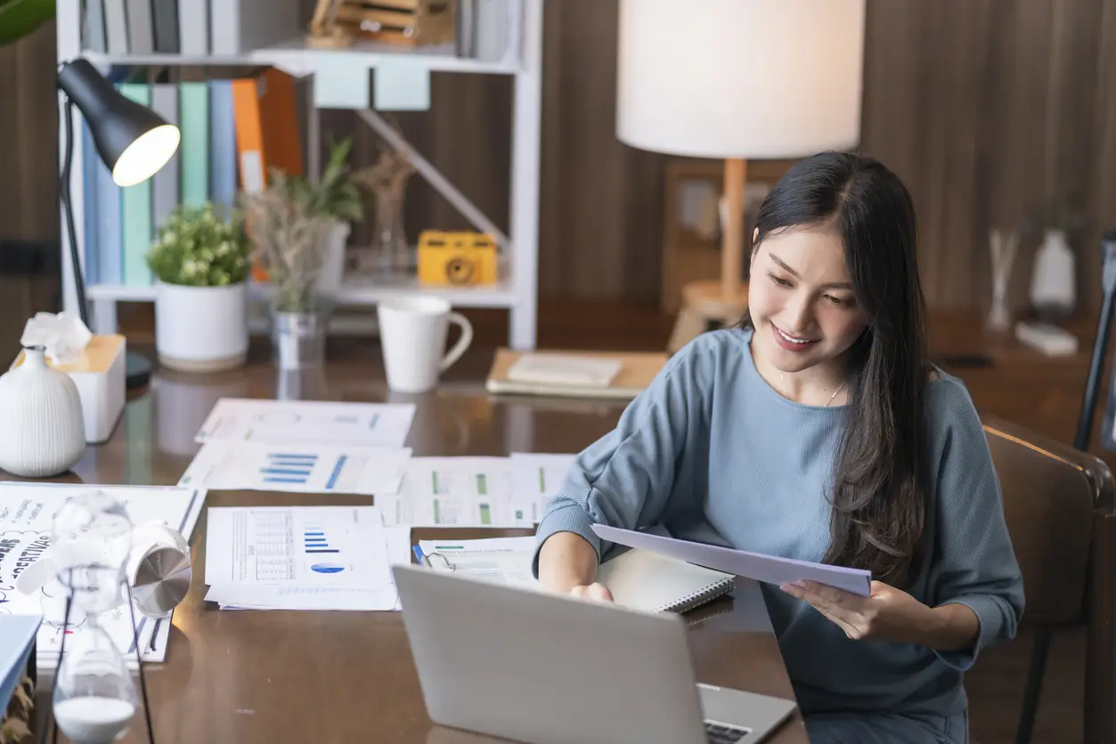 mindful investing woman on laptop